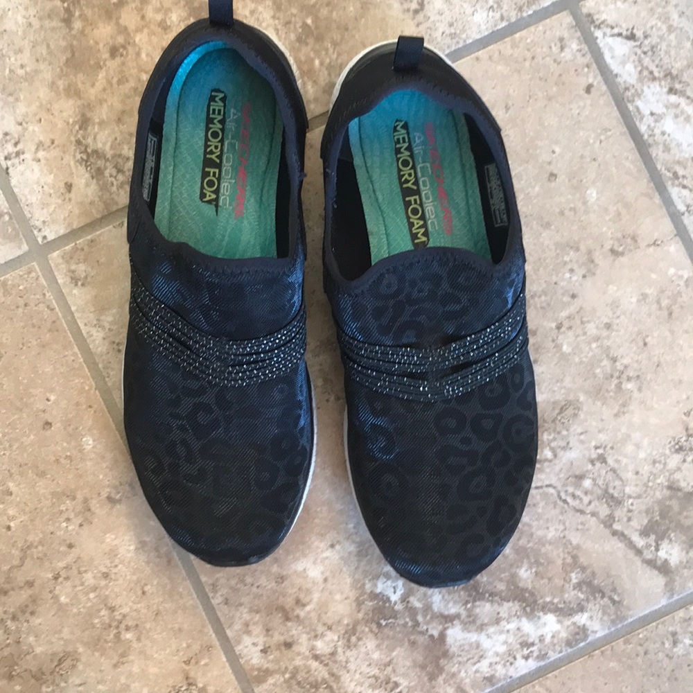 Black cheetah tennis shoes Skechers size 8